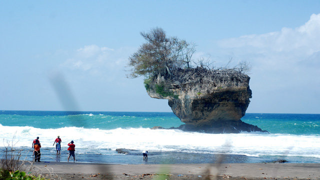 Keindahan Pantai Madasari